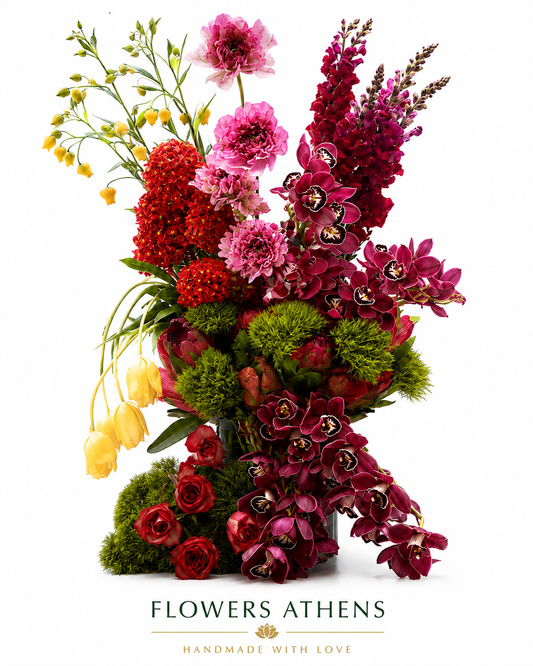 Avant-garde σύνθεση με κόκκινες ορχιδέες cymbidium, παιώνιες, delphinium, protea και κίτρινες τουλίπες σε moss βάση — FlowersAthens