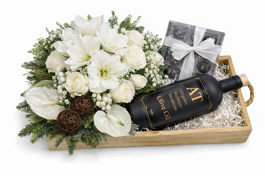 Χειμωνιάτικο gift set με λευκές αμαρυλλίδες, τριαντάφυλλα, premium ελαιόλαδο AT Organic και σοκολατάκια σε ξύλινο δίσκο — FlowersAthens